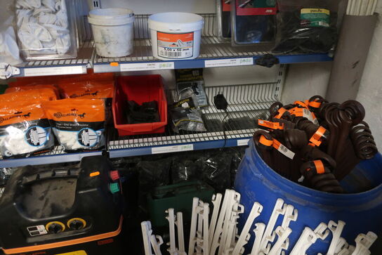 5 fag reoler inkl. indhold (hegnstilbehør m.v.) (se billeder)