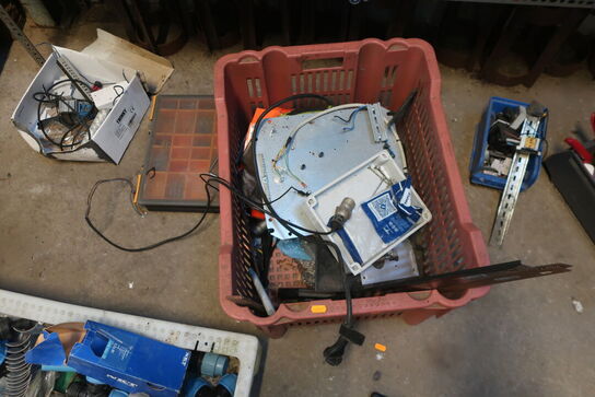 Reol inkl. indhold på og ved