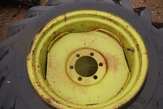 2 stk. traktor/maskinhjul 24" m. 12.4-24 dæk