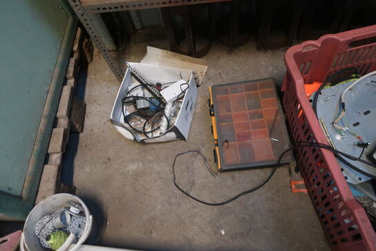 Reol inkl. indhold på og ved