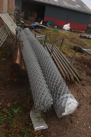 2 stk. barrel m. hegnspæle & trådhegn