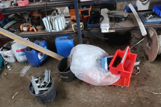 4 sektioner lagerreoler inkl. indhold (se billeder)