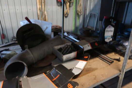 2 stk. reoler inkl. indhold (se billeder)