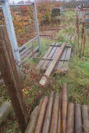 Div. barrels med hegnsmaterial (se billeder)