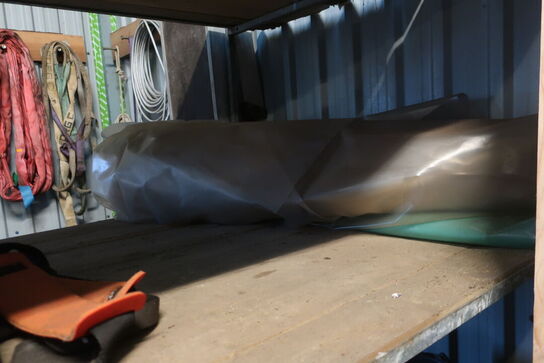 2 stk. reoler inkl. indhold (se billeder)