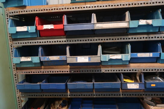 Reol inkl. indhold på og ved