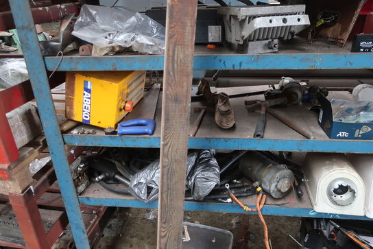 4 sektioner lagerreoler inkl. indhold (se billeder)