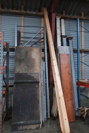 Adskilt pallereol inkl. hylder (vides ikke om det komplet)