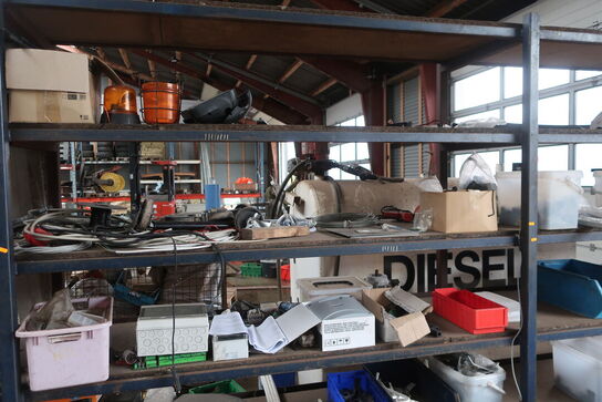 4 sektioner lagerreoler inkl. indhold (se billeder)