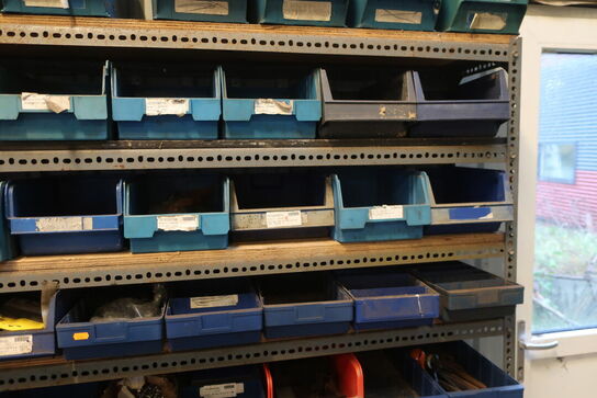 Reol inkl. indhold på og ved