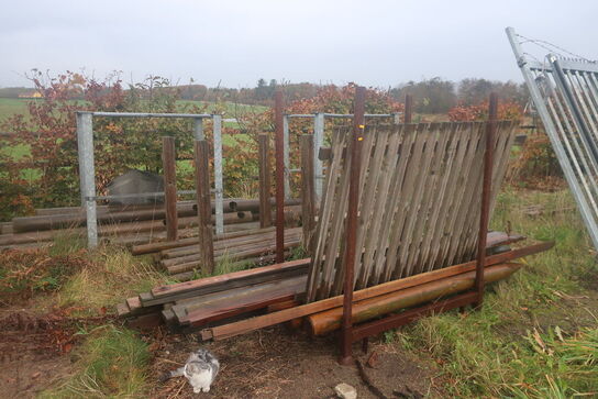 Div. barrels med hegnsmaterial (se billeder)