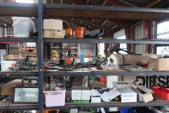 4 sektioner lagerreoler inkl. indhold (se billeder)