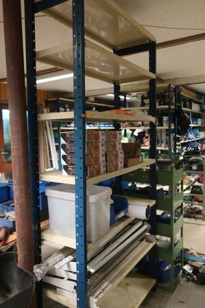 Reol inkl. indhold (se billeder)