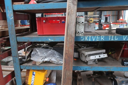 4 sektioner lagerreoler inkl. indhold (se billeder)