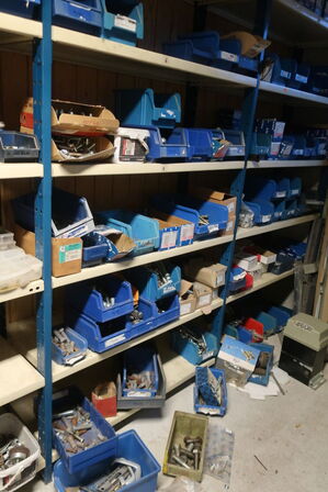 4 fag reoler inkl. indhold (se billeder)