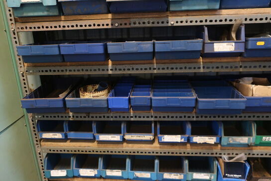 Reol inkl. indhold på og ved