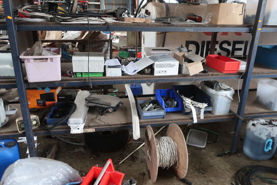 4 sektioner lagerreoler inkl. indhold (se billeder)