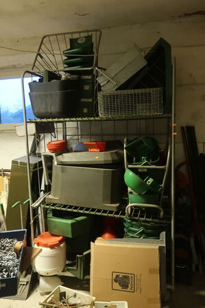 Reol inkl. indhold (se billeder)