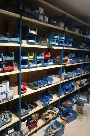 4 fag reoler inkl. indhold (se billeder)