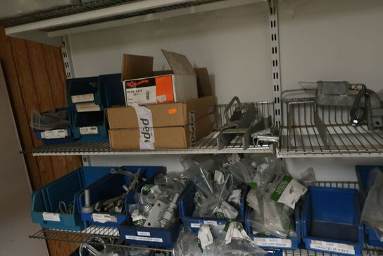 4+1 fag reoler inkl. indhold (hegnstilbehør m.v.) (se billeder)