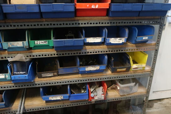 Reol inkl. indhold på og ved