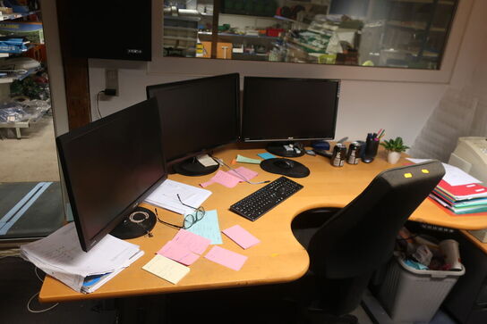 Hæve/sænkebord, kontorstol samt IT udstyr