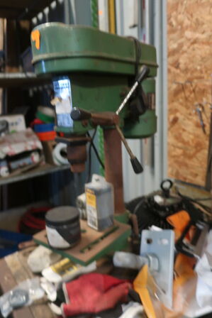 Filebænk inkl. indhold og værktøj på væg