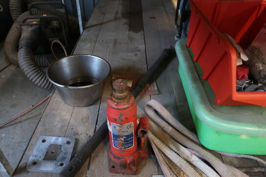 2 stk. reoler inkl. indhold (se billeder)