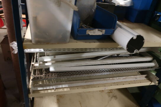 Reol inkl. indhold (se billeder)