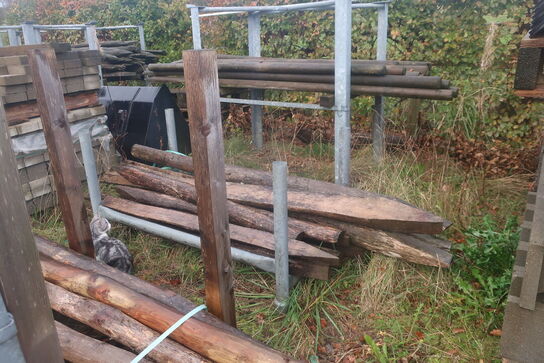 Barrels med hegnspæle (se billeder)