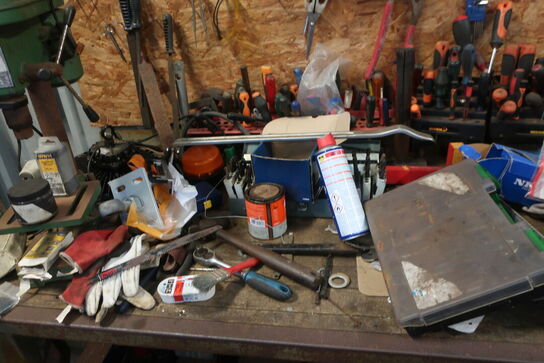 Filebænk inkl. indhold og værktøj på væg