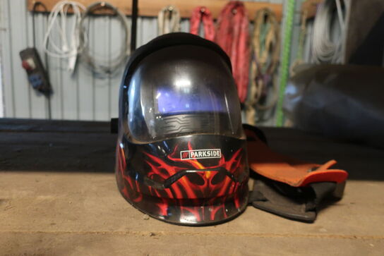 2 stk. reoler inkl. indhold (se billeder)