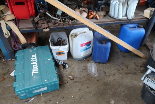 4 sektioner lagerreoler inkl. indhold (se billeder)