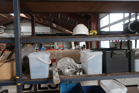 4 sektioner lagerreoler inkl. indhold (se billeder)