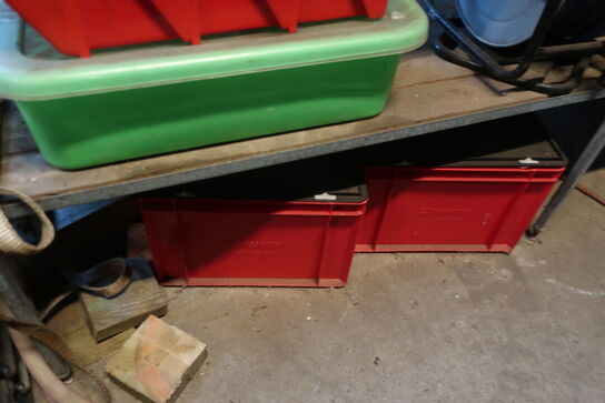 2 stk. reoler inkl. indhold (se billeder)