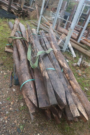 Barrels med hegnspæle (se billeder)