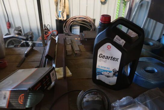 2 stk. reoler inkl. indhold (se billeder)