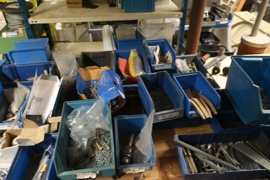 Indhold på bord (se billeder)