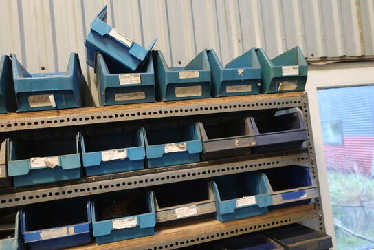 Reol inkl. indhold på og ved