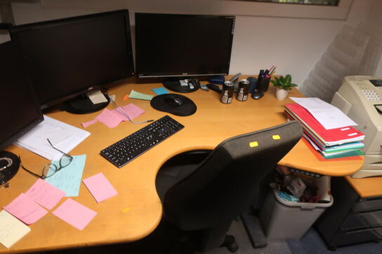 Hæve/sænkebord, kontorstol samt IT udstyr