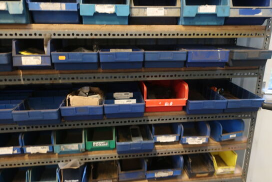 Reol inkl. indhold på og ved