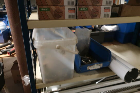 Reol inkl. indhold (se billeder)