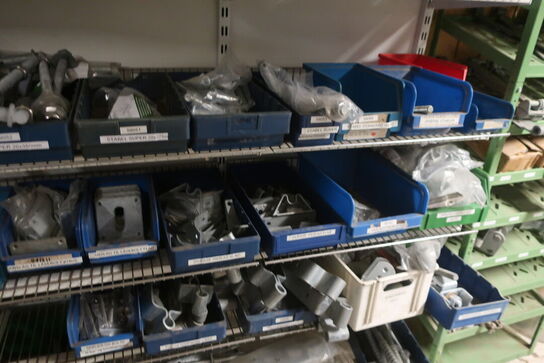 4+1 fag reoler inkl. indhold (hegnstilbehør m.v.) (se billeder)