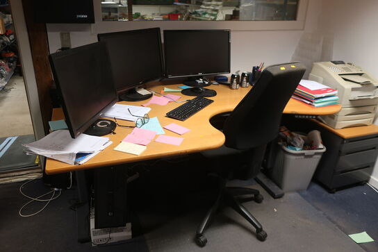 Hæve/sænkebord, kontorstol samt IT udstyr