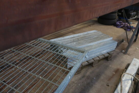 Div. metalemner (påbegyndt chassis, rionet, emner på gulv)