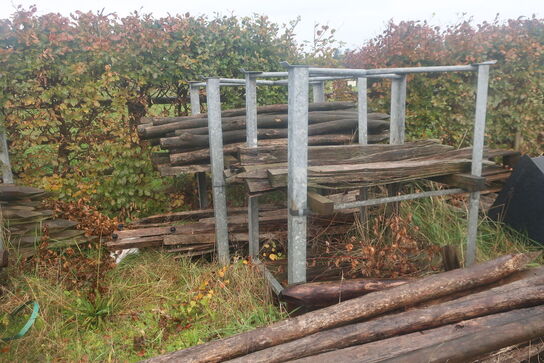 Barrels med hegnspæle (se billeder)