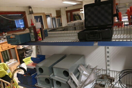 2 fag salgsreoler inkl. indhold (se billeder)