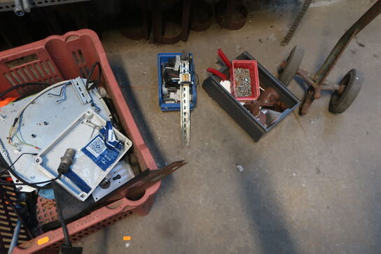 Reol inkl. indhold på og ved