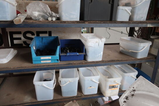 4 sektioner lagerreoler inkl. indhold (se billeder)