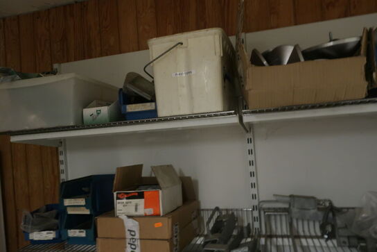 4+1 fag reoler inkl. indhold (hegnstilbehør m.v.) (se billeder)